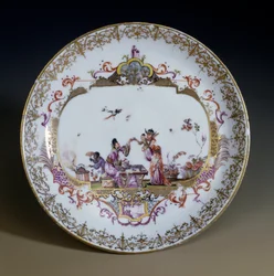 Meissen Porcelain. Chinoiserie representing Asian characters drinking tea. Saucer decorated by Johann Gregor Hoeroldt, circa 1730