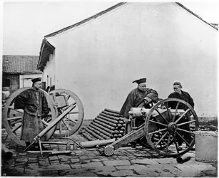 China, artillery officers and soldiers c.1870 (photo)