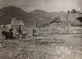 Album "Meine weltkriegs - Erinnerungen South-West Front (Carinthia, Italy, South Tyrol) 31/03/1915-12/11/1918 - Josef Zohles Wien": rubble of a bridge over the Tagliamento