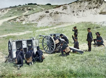French soldiers with a mortar, during the Battle of the Marne east of Paris September 1914