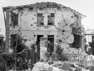 The bombardments of Sermide. Snapshot of a house