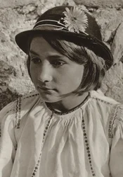 Dragus, Peasant Girl