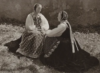 Lechinta, Saxon Girls in Sunday Costume