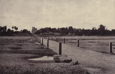 Madura: The Vygay River, with Causeway, across to Madura