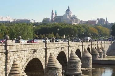 Puente de Segovia, originally built by Juan de Herrera (1530-97) and rebuilt in 1682
