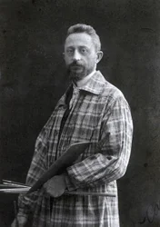 Three-quarter-length portrait of the painter Guido Spadolini. He is wearing a long smock and holding brushes and palette in his left hand, 26 November 1901