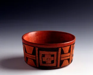 Pre-Columbian art, Maya civilization, Classic period: bichrome clay bowl decorated with geometric motifs. From Tikal, Quiché, Guatemala. Dimensions: height 5.7 x diameter 11.5 cm. Guatemala, National Museum of Archaeology and Ethnology