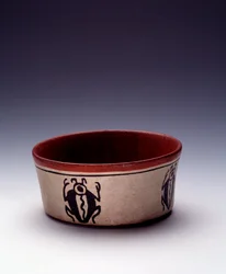 Pre-Columbian art, Maya civilization, Classic period: polychrome clay bowl decorated with black beetles. From Petén, Guatemala. Dimensions: height 5.8 x diameter 12.6 cm. Guatemala, National Museum of Archaeology and Ethnology