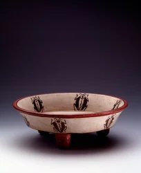 Pre-Columbian art, Maya civilization, Late Classic period: tripod polychrome clay dish decorated with beetles. From Petén, Guatemala. Dimensions: H. 8.7 x diam. 27.5 cm. Guatemala, Museo Nazionale di Archeologia e Etnologia