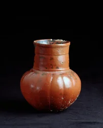 Pre-Columbian art, Maya civilization, Postclassic period: clay jar. From Los Cerritos, Chicaj, Quiché, Guatemala. Height 17.5 x diameter 9 cm. Guatemala, Museo Nacional de Arqueología y Etnología