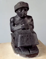 Mesopotamia: statue of the god Ningishzida representing Gudea sitting, prince of Lagash. Neo-Sumerian period (ca. 2150-2000 BC)