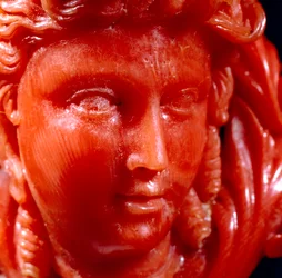 Pendent of a classical head and anaphora in Mediterranean coral and gold (detail)