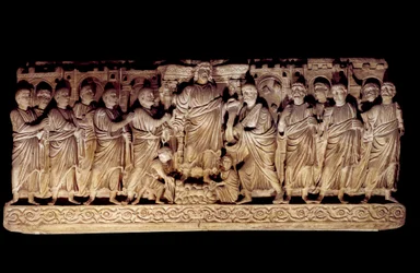 Paleochristian art: carved sarcophagus representing Christ with the apostles. from the Basilica of St. Peter in Rome, mausoleum of the Anicii. 390-400 AD. Paris, Louvre Museum