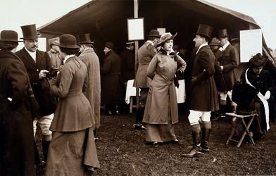 Portrait of the Roman nobility resting during a fox hunt at Casal Brunori, near Rome, 01/02/1915