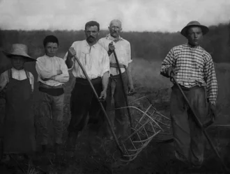 Portrait of agricultural workers from the region of Chaumont during the haying