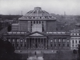 Melbourne: Public Library and Museum, portraying the largest dome in the Southern Hemisphere, Library contains 350,000 volumes