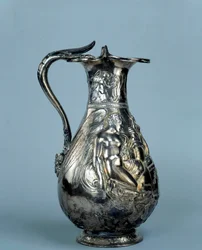 Tresor de Boscoreale: Aquamarine: On the Neck: Two Genies Wings Watering Griffins. On the Belly: One Victory Sacrifices a Deer, the Other on a Beltree, Offers Incense and an Olive Branch. End of the 1st Century BC-1st Century AD