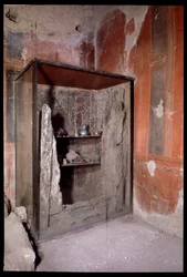 Carbonized wardrobe, Casa a Graticcio (5th century BC-1st century AD)