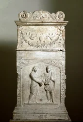 Roman art: funerary altar depicting a wedding scene (Junctio dextrarum). Low relief. Rome, Museo Nazionale Romano. Marriage handshake (Junctio dextrarum). Marble relief, Roman art, from the funerary altar of a married couple. Rome, Museo Nazionale Romano