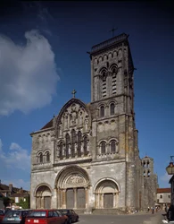 View of the facade. Basilica of Sainte-Marie-Madeleine (1096-1106), Vézelay, Yonne