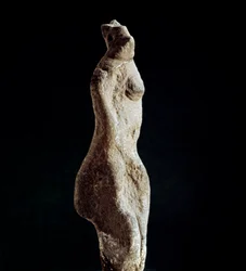 Nuragic culture: limestone statuette of Venus steatopigic, from Macomer. Dating from the prenuragic period. Cagliari, Museo Nazionale Archeologico, Sardinia, Italy