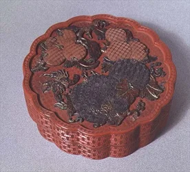 Box with ochre, green and brown decoration