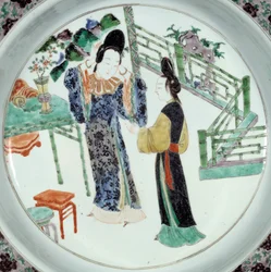Chinese Art: “Two elegantly styled women” Ceramic plate of the 18th century. Paris, Guimet Museum, National Museum of Asian Arts