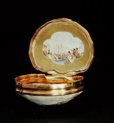 Snuff Box in the Form of a Shell, Qianlong Period (1736-95) c.1760