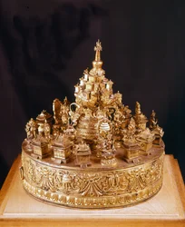 Tibetan Mandala: rare piece in sculpted gold bronze. The mandala is a view of the divine cosmos, in the center of which is Mount Meru, a mountain surmounted by the palace of the supreme god Indra and surrounded by four continents - Musée Guimet, Paris