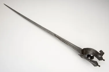 Pata, gauntlet sword