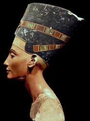 Nefertiti bust (right)