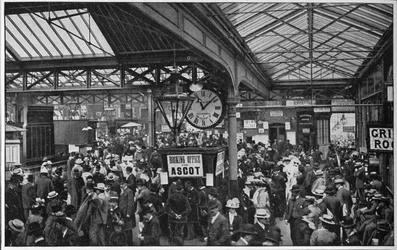 Crowds in Waterloo Station heading off to Ascot races, London, c1900-1901