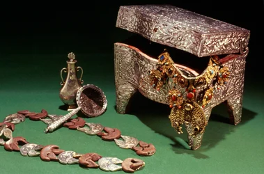 Different Female Items, Tunisia