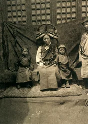 Family of the Governor of Tingri, c1918-c1939