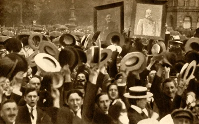 Hoch the Kaiser!: cheering crowds in the streets, Berlin, Germany