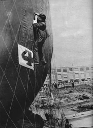 Making Adjustments to the Net of a Balloon Before Attaching the Basket
