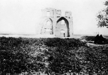 Old ruin on the banks of the Tigris River, Mosul, Mesopotamia