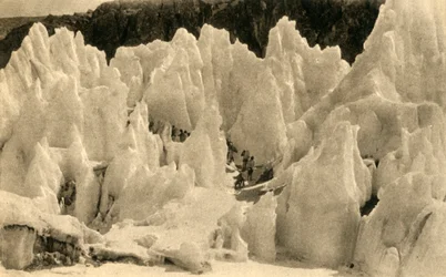 Passage of the East Rongbuk Glacier