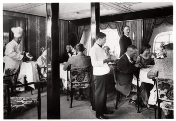 Passengers dining room, Zeppelin LZ 127 Graf Zeppelin, 1933