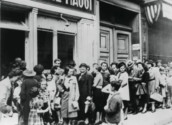 People queuing outside a dairy shop, German-occupied Paris, 26 July 1940