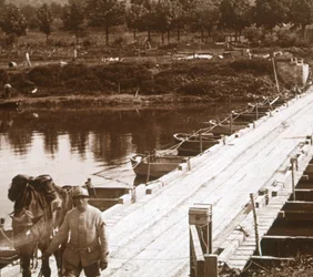Pontoon bridge over the River Aisne at Venizel, Aisne, France, c1914-c1918