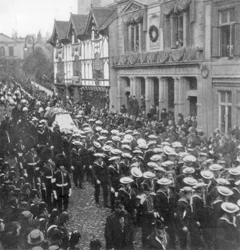 Sailors pulling the gun carriage carrying the coffin of Queen Victoria, Windsor, Berkshire
