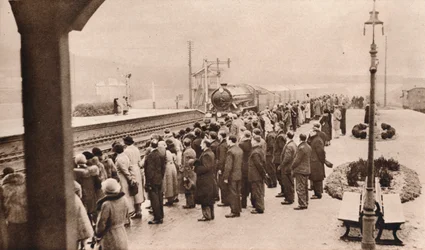 Sympathetic interest in the Royal Funeral Train at Welwyn Station, 1936