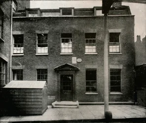 The Old Farm-House at Tottenham Court Road