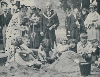 The Queen Opens a Children