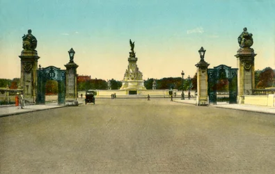 The Victoria Memorial, Buckingham Palace, London, c1910
