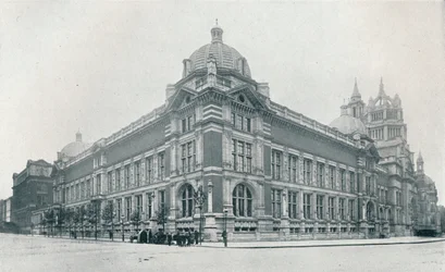 The new Victoria and Albert Museum opened on June 26th, 1909