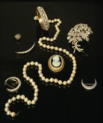 Four Victorian diamond brooches; carved oval cameo; cultured pearl strand