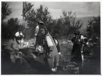 Balkan Peninsula: Women in front of a pot on a fire - Postcard 1914-1918