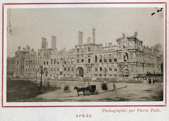 Paris Commune (1871): view of the Hotel de Ville in Paris after its fire in May 1871